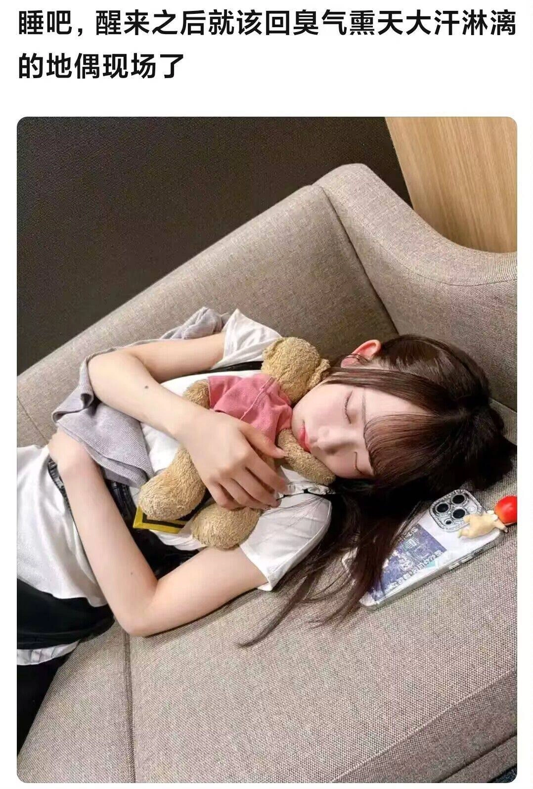 女孩在沙发上睡着,带着一只泰迪熊。