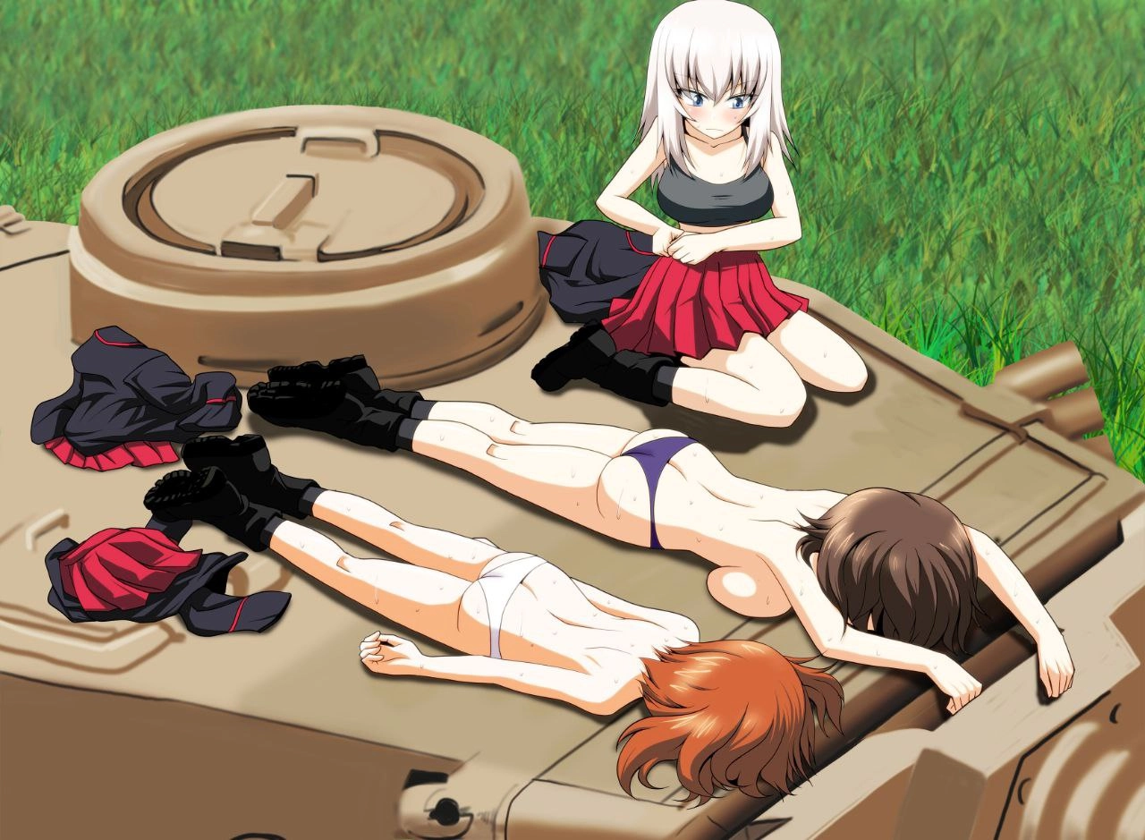 三个女人坐在一辆坦克上,其中穿着裙子。