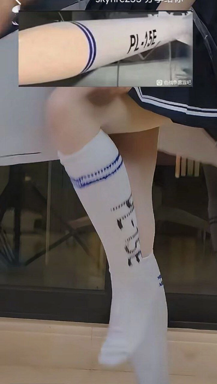 穿着白色袜子的人,上面有摄像头的照片。