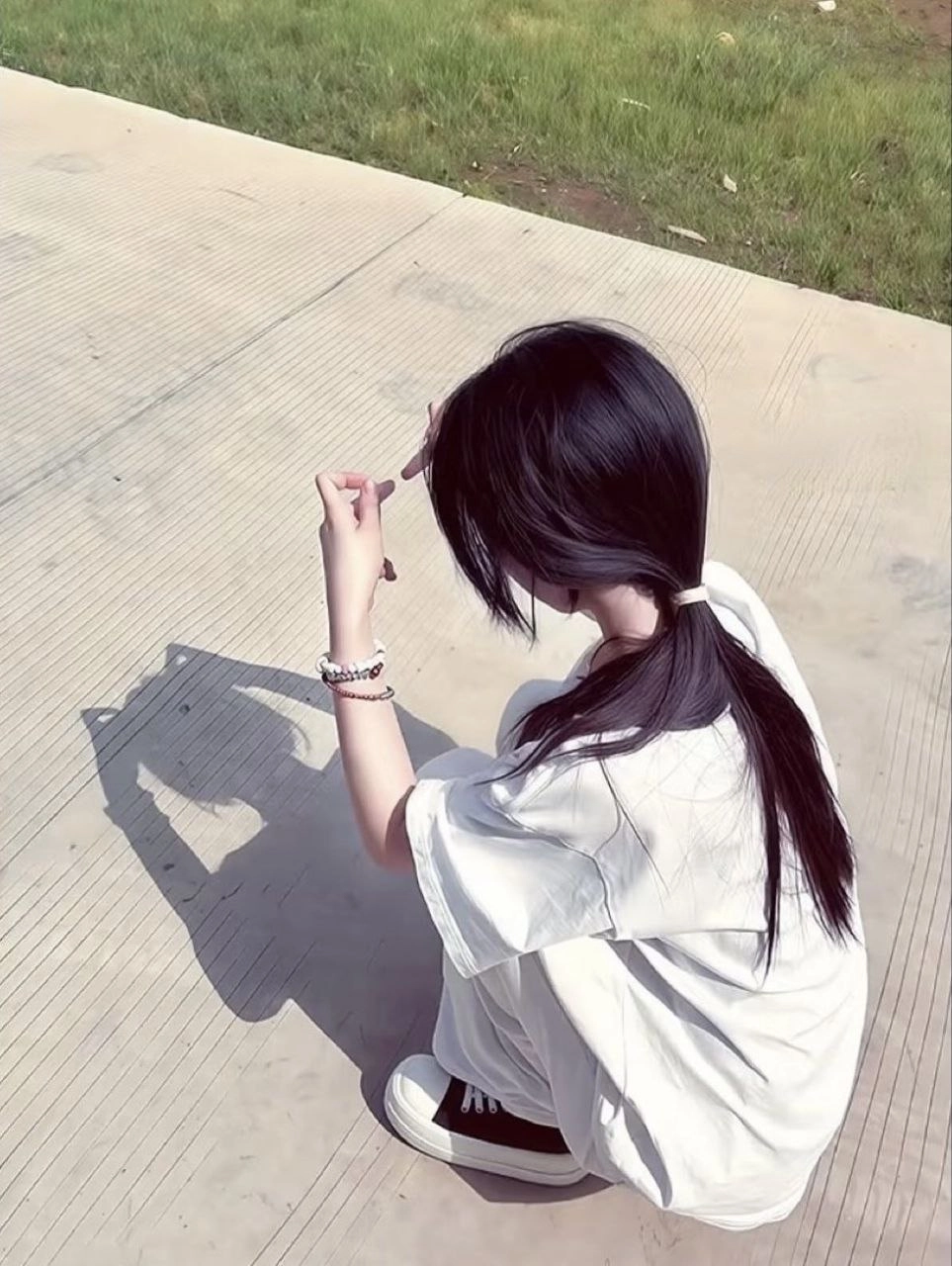 有蓝尾巴和耳朵的卡通猫。