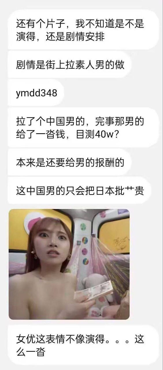 在头发上有粉红色弓的女人正在制作一个有趣的脸。