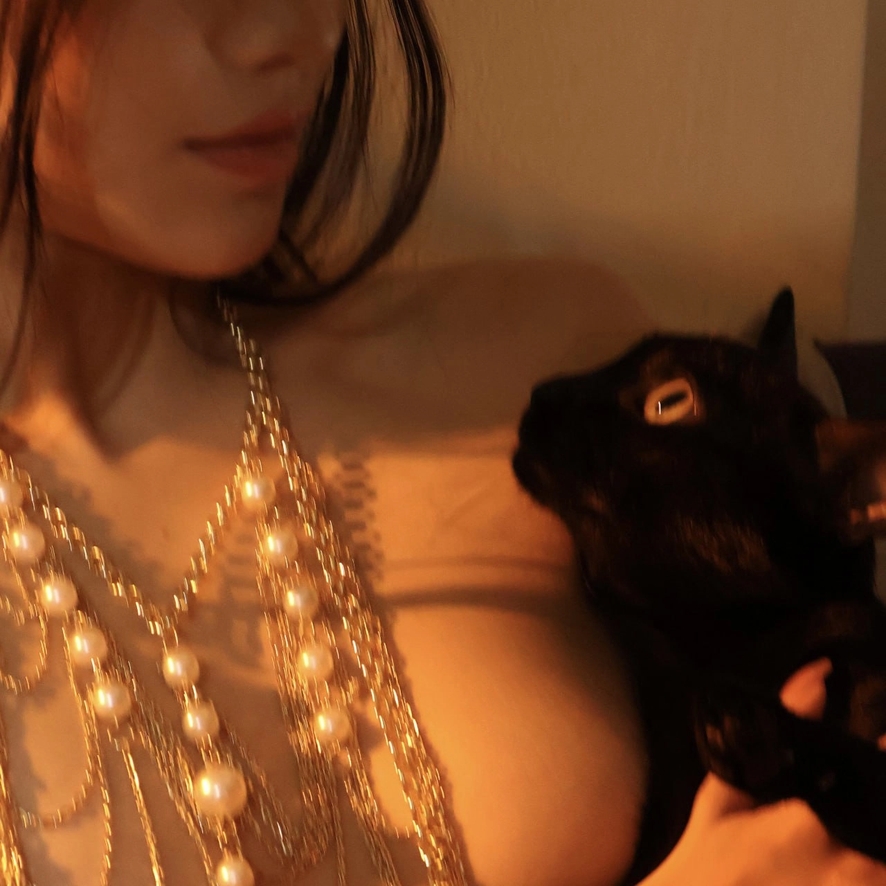 她胸前有一只黑猫。