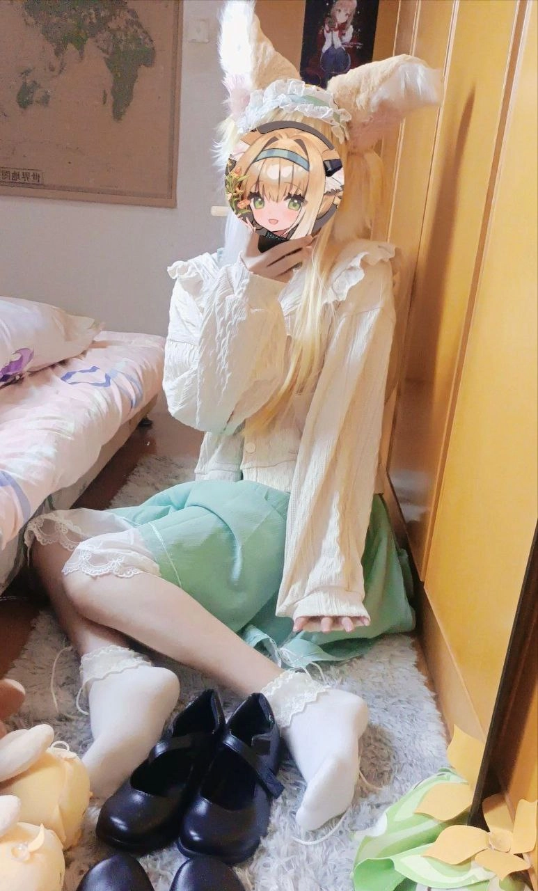 带着绿色头带和白色裙子的女人坐在床上。