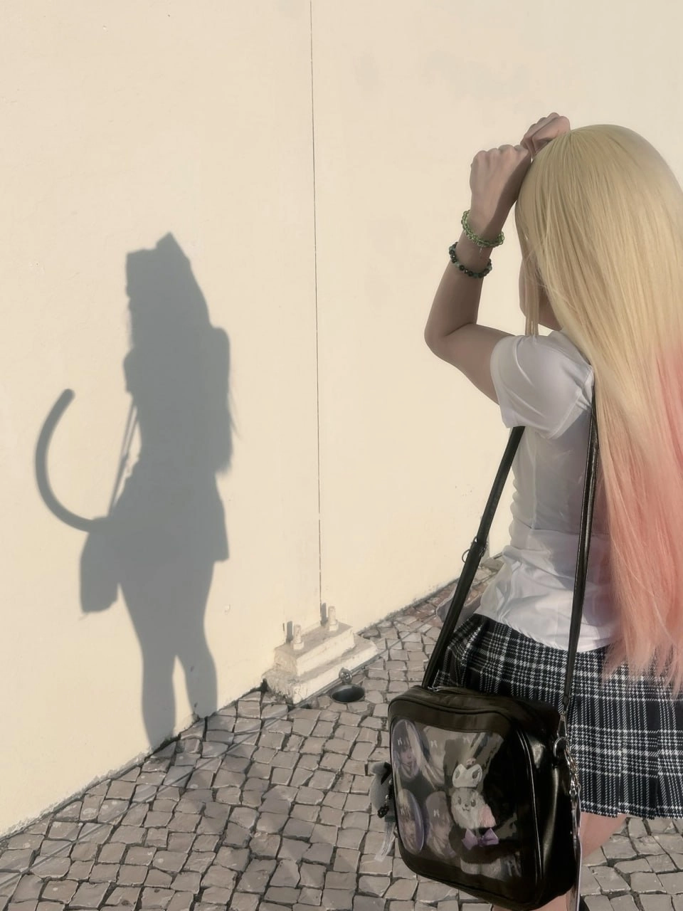 红头发的女人看着她的影子。