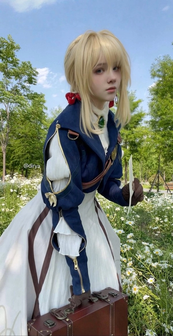 穿着蓝色衣服的女人拿着一张白纸。