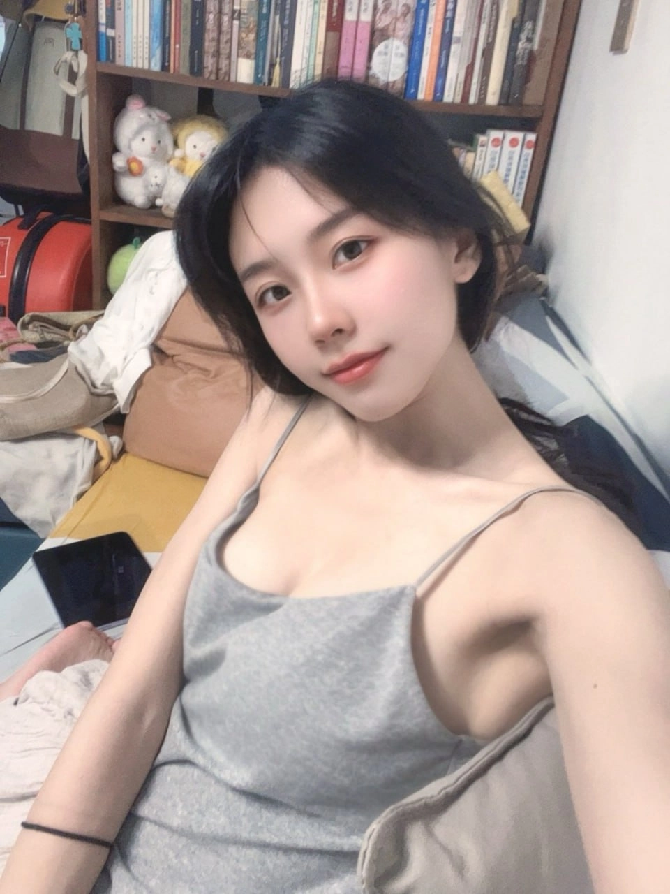 女人在灰色坦克顶部为一张照片。