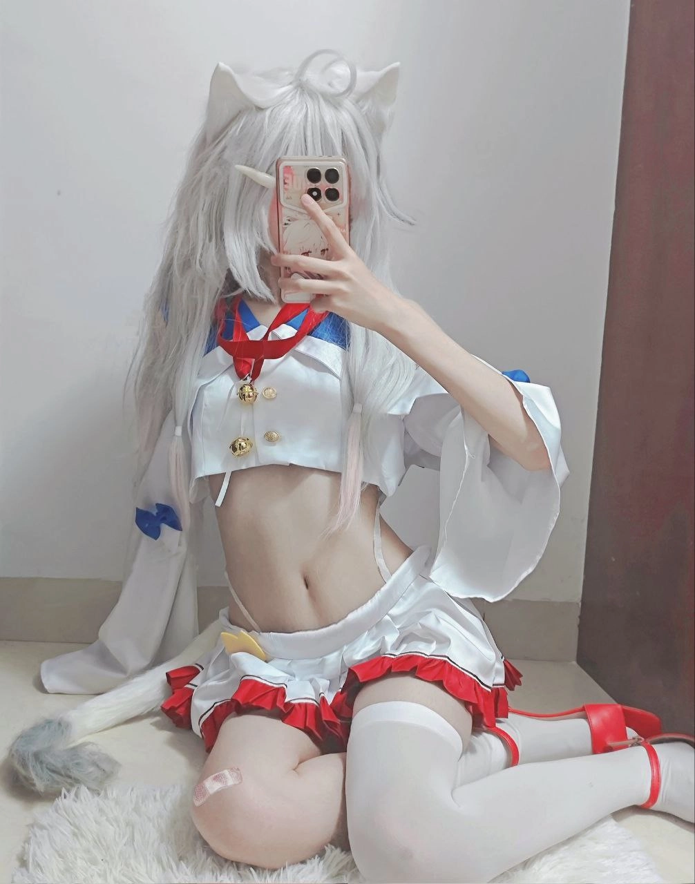 一位穿着白色和红色的女士拍了一张自拍。