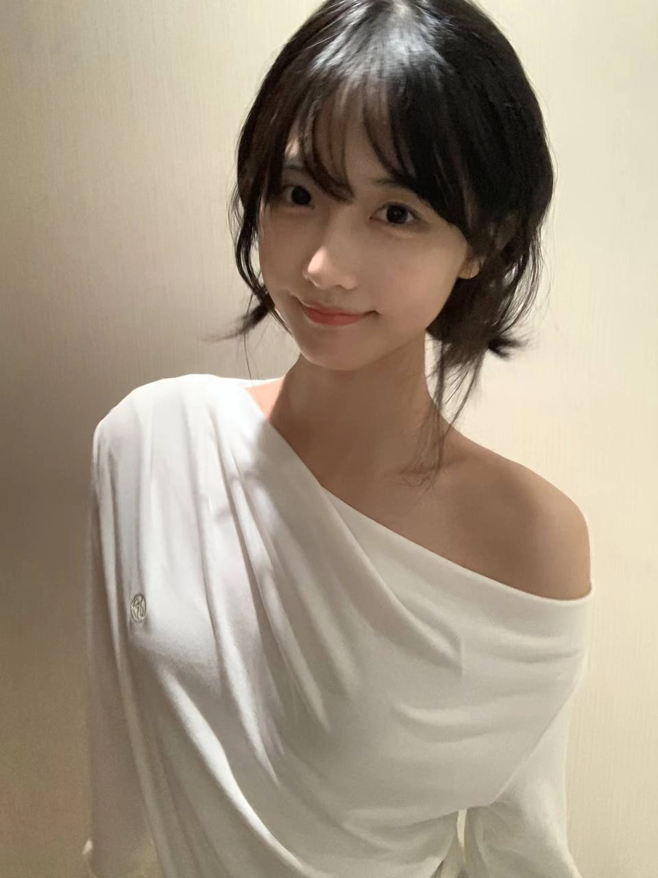 穿着白色衬衫和黑色头发的女人。