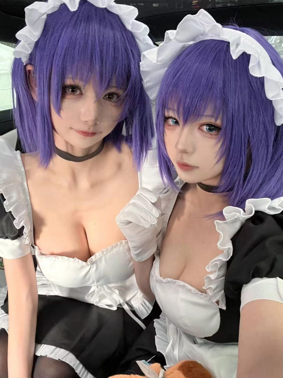 两个女人在女仆服装为一张照片。