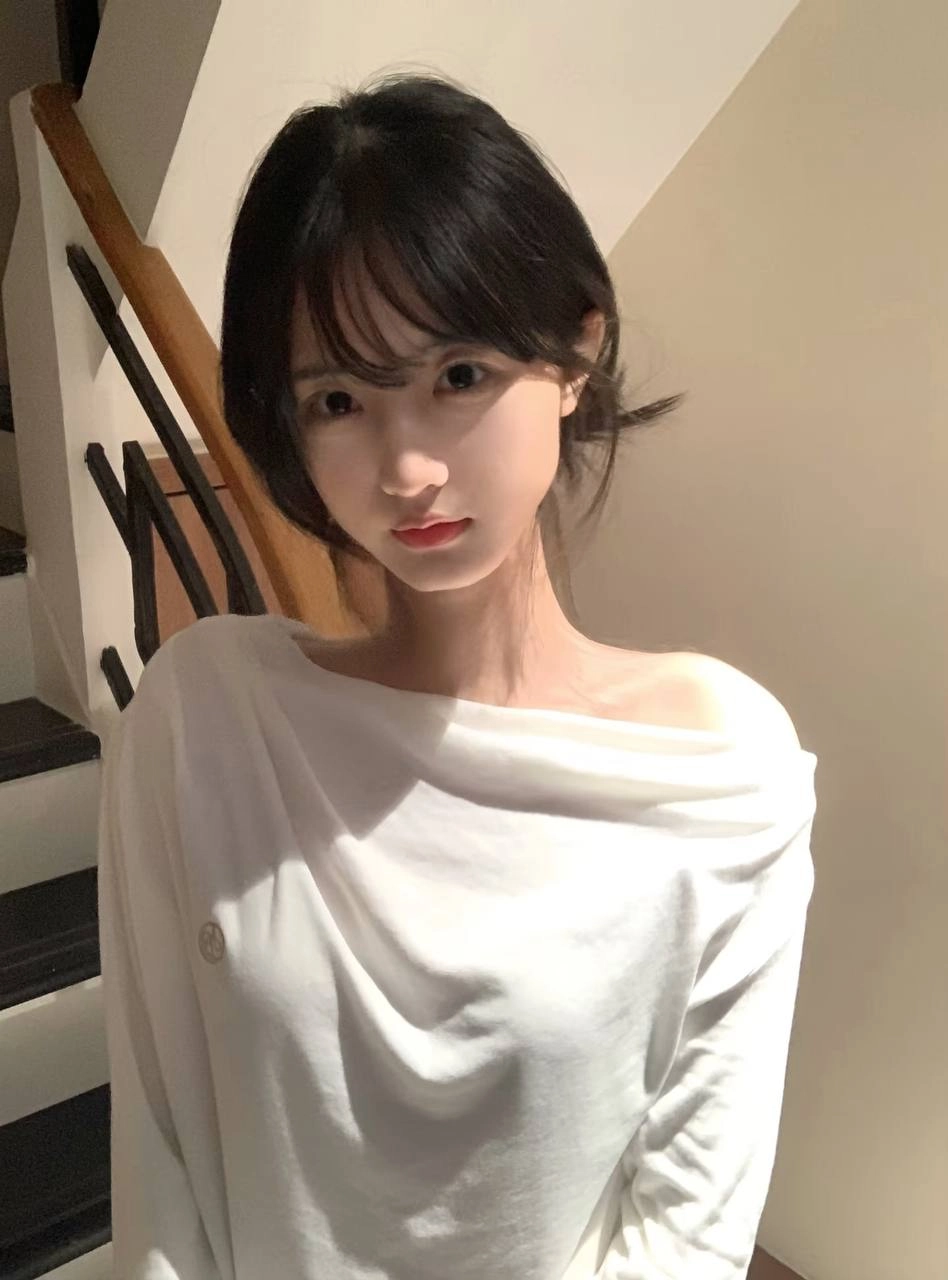 穿着白色衬衫和黑色头发的女人。