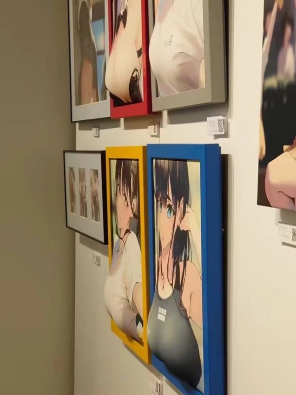 墙上装满了女人的照片。