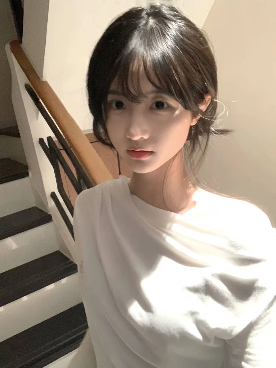 穿着白色衬衫和黑色头发的女人。