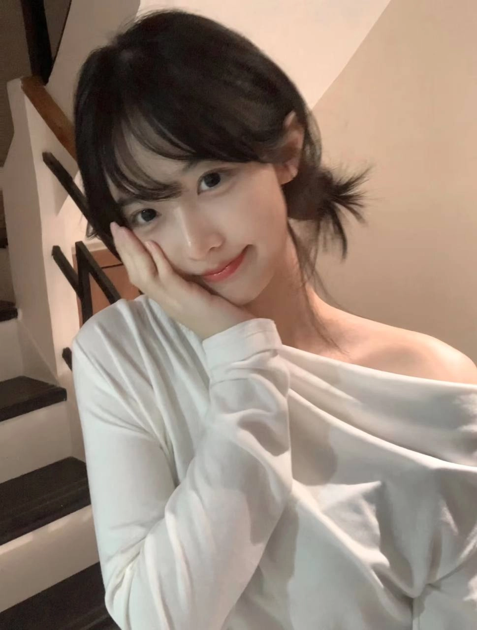 穿着白色衬衫和黑色头发的女人。