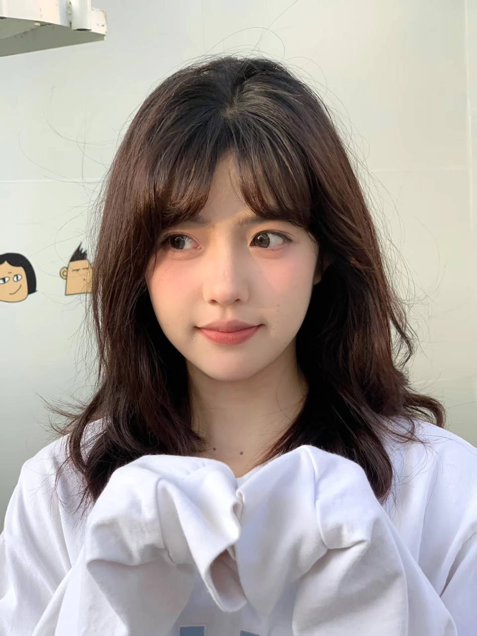 女人穿着一件白色衬衫,戴着一件白色衬衫。