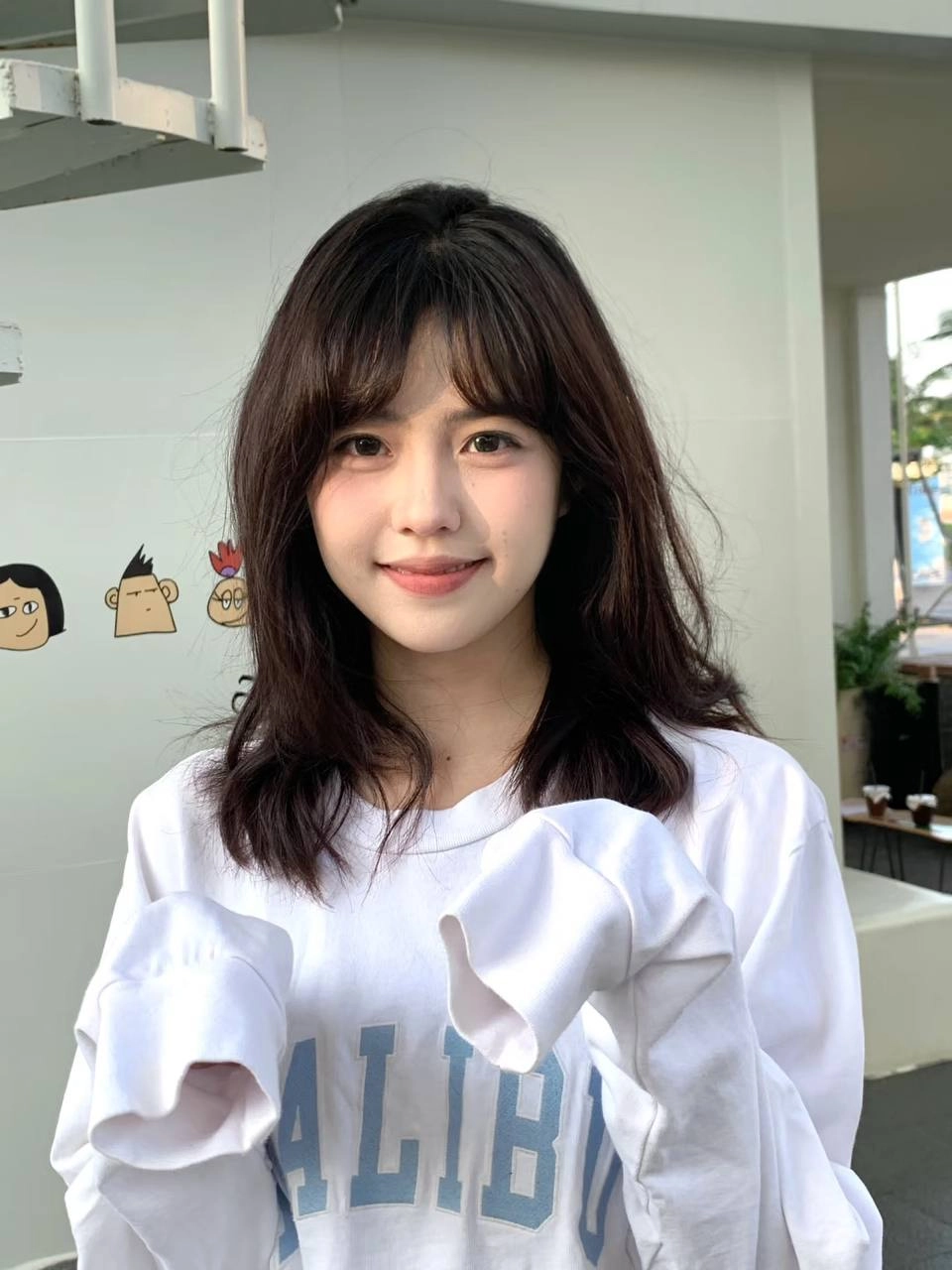 女人穿着一件白色衬衫,戴着一件白色衬衫。