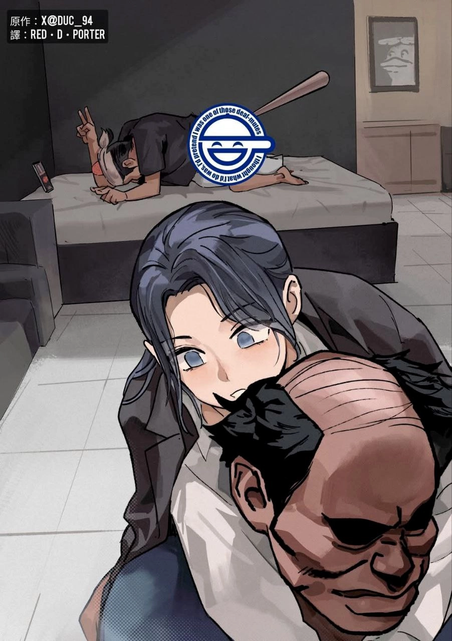 女人躺在床上,在她面前有一个手机。