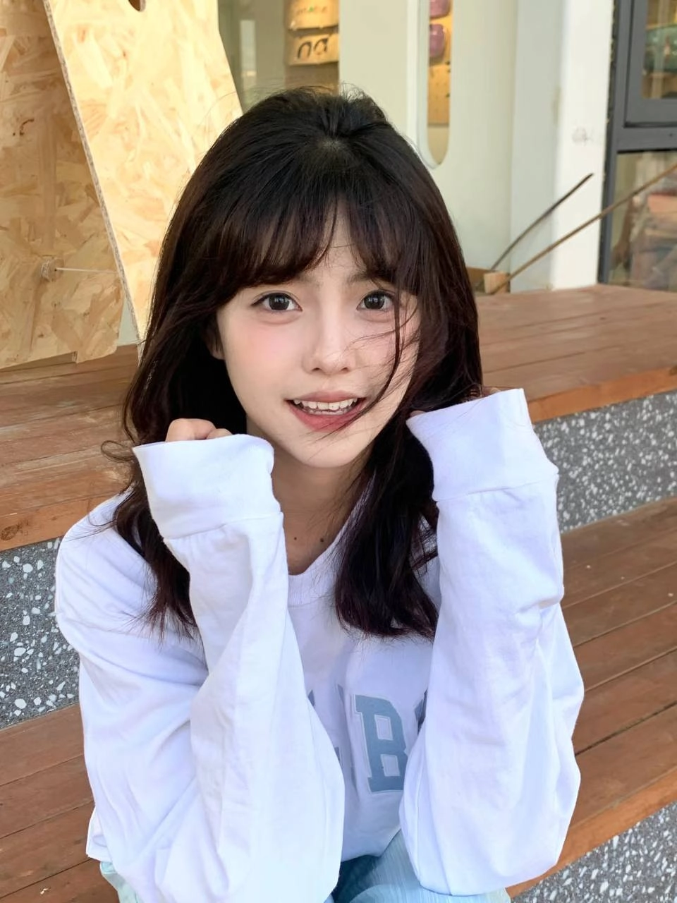 女人穿着一件白色衬衫,戴着一件白色衬衫。