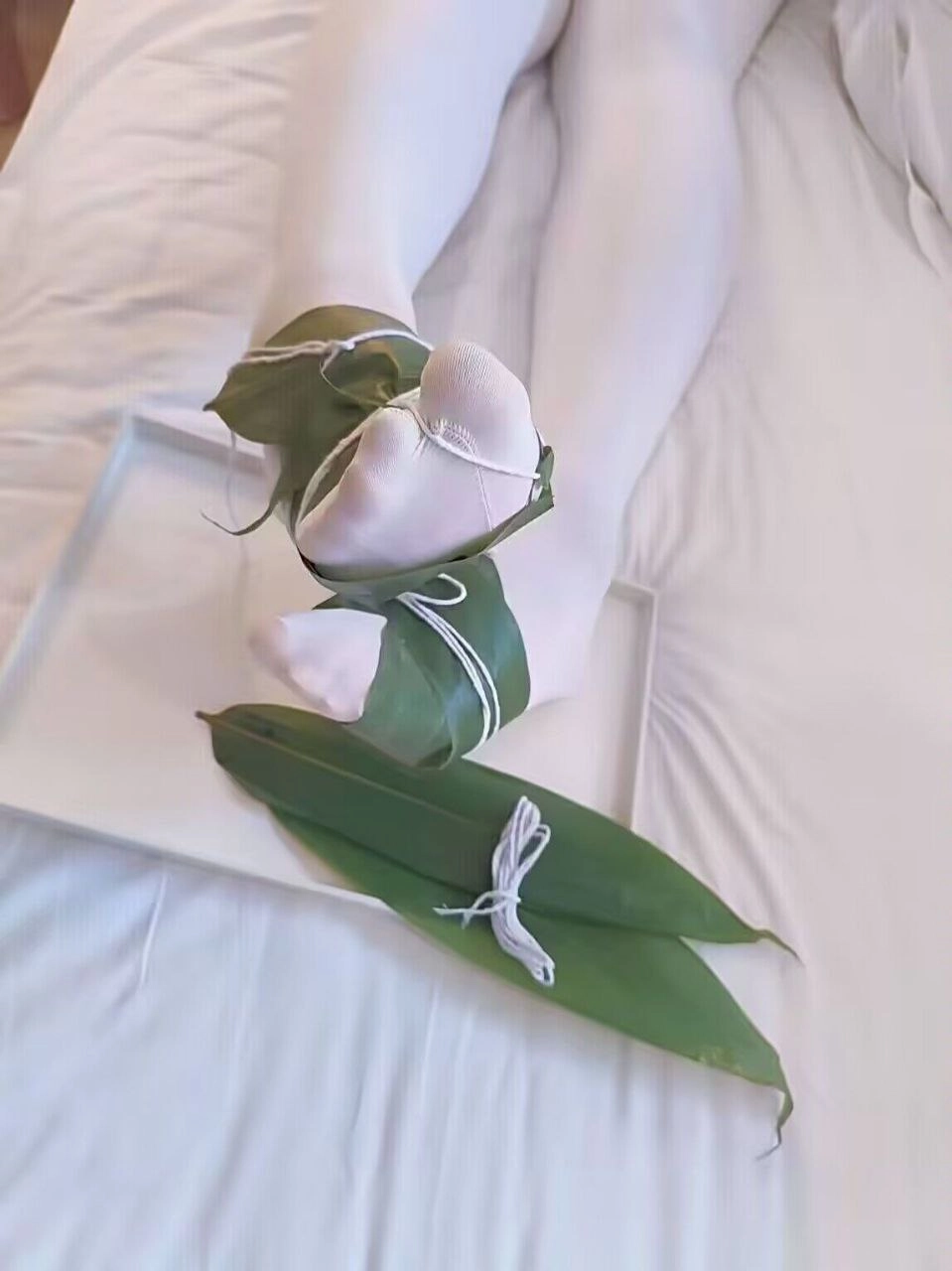 一只脚被包裹在绿叶上的人。