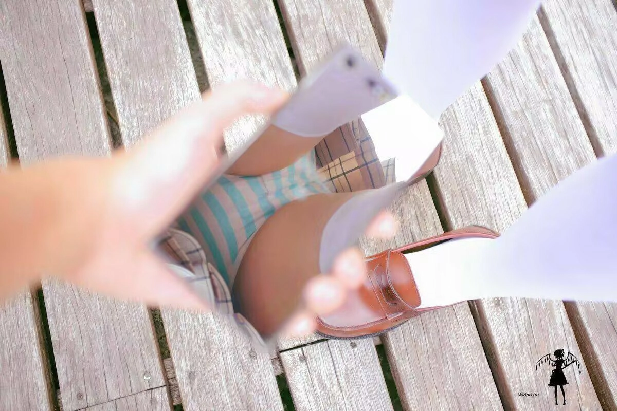 一名男子拿着手机,上面有女人的内衣照片。