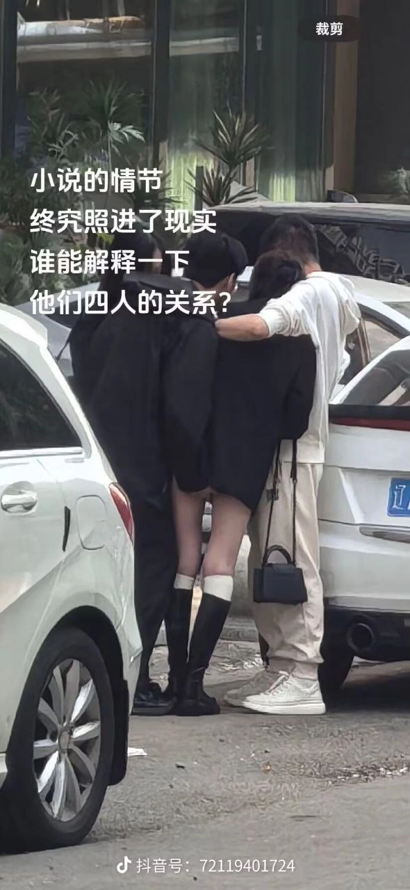 三个人站在一辆车前面。