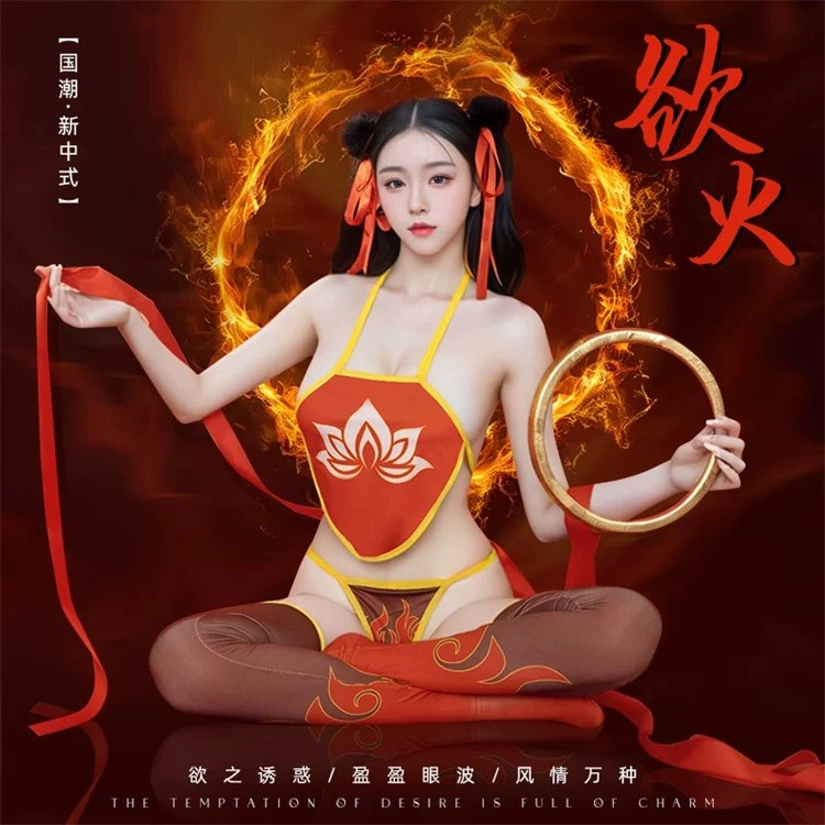 一位穿着红色和金色的女人坐在火焰前面。