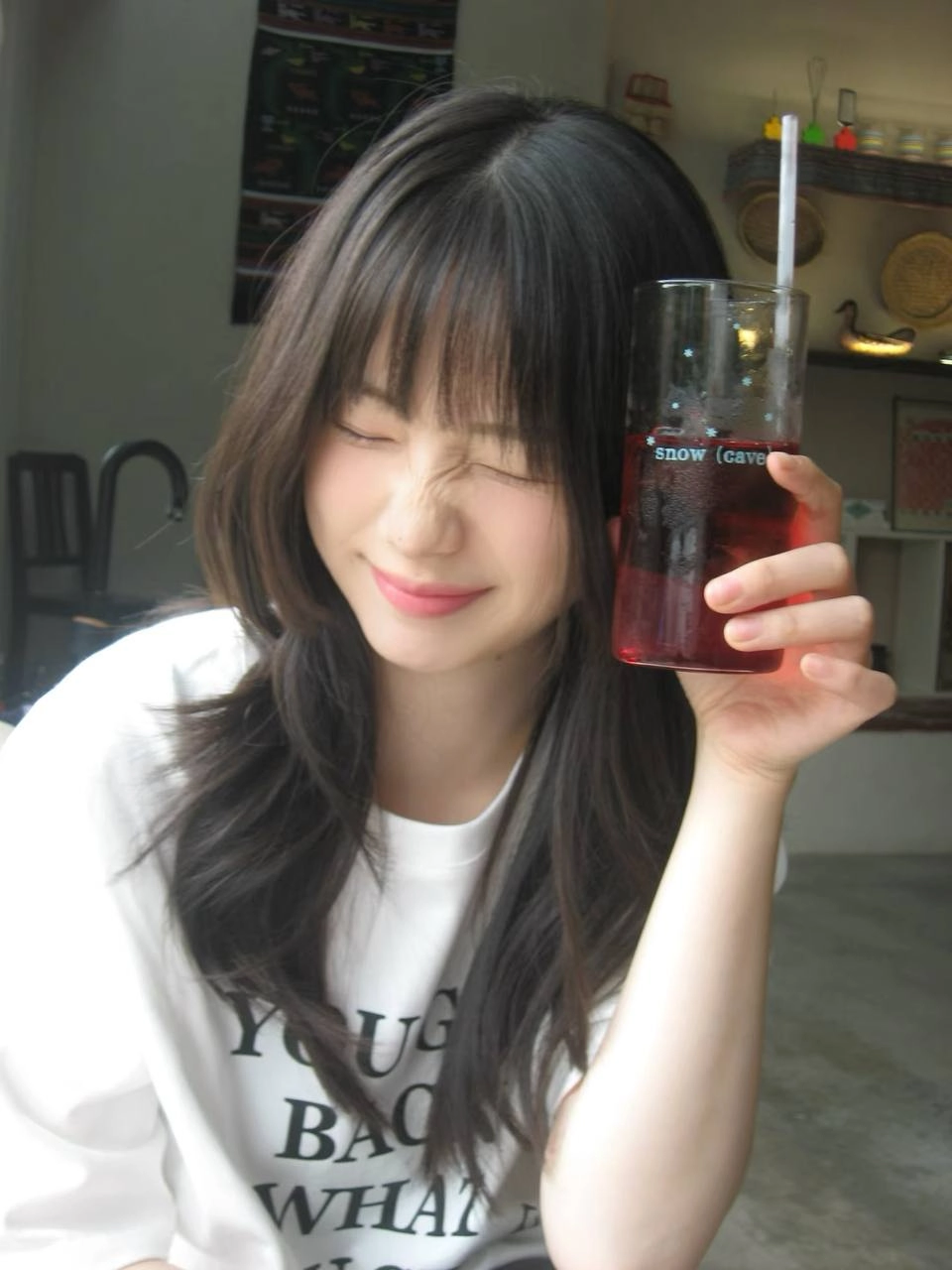 黑头发的女人,一张嘴巴。