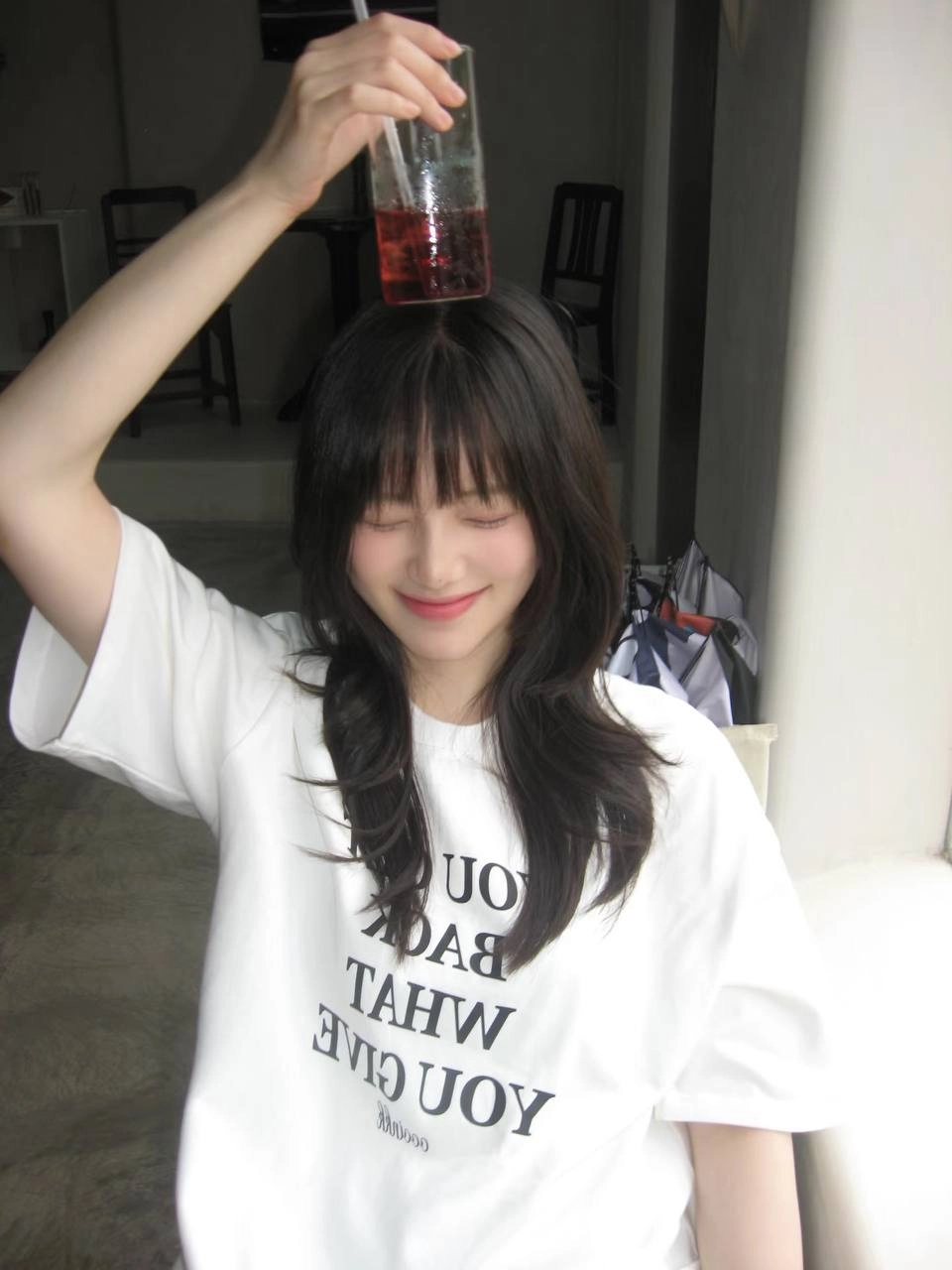 黑头发的女人,一张嘴巴。