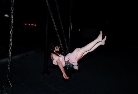 女人被吊死在一个滑板上。