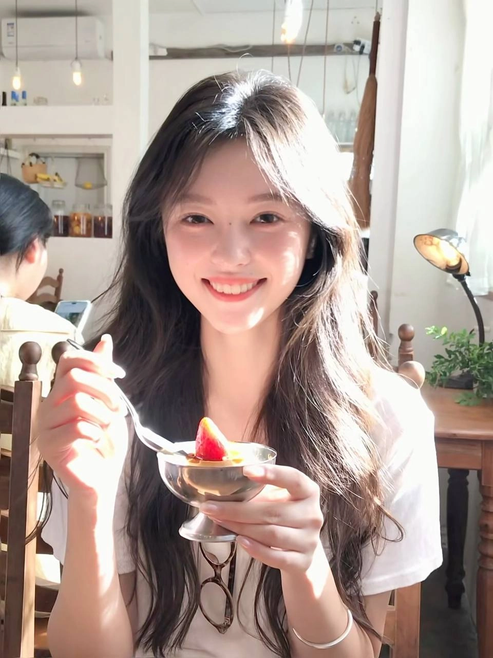 女人拿着一个碗,里面有草莓。