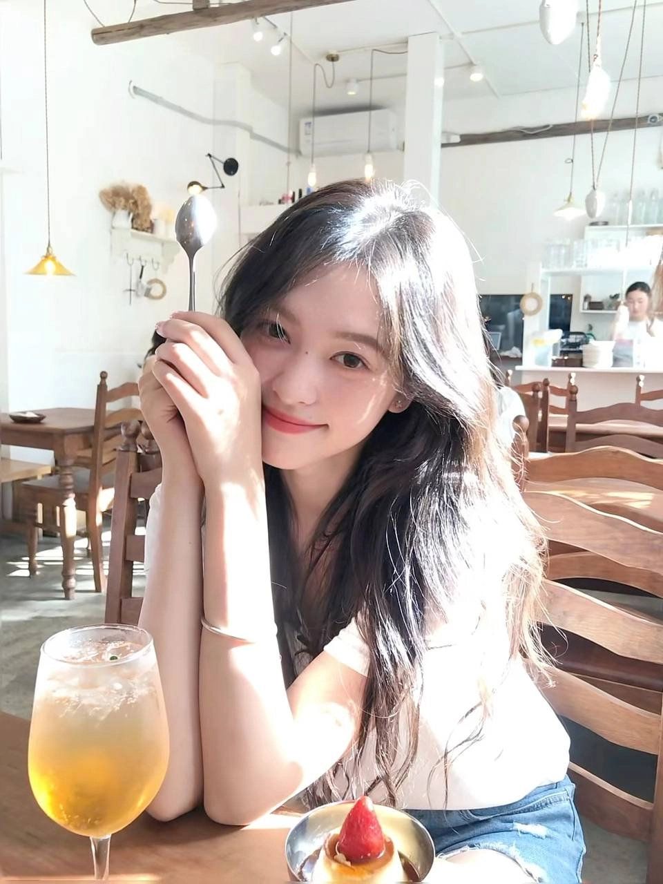 女人拿着一个碗,里面有草莓。