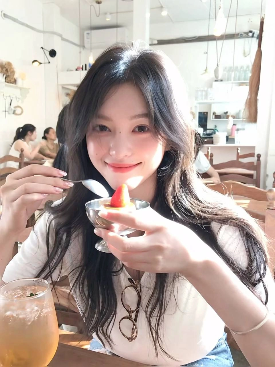 女人拿着一个碗,里面有草莓。