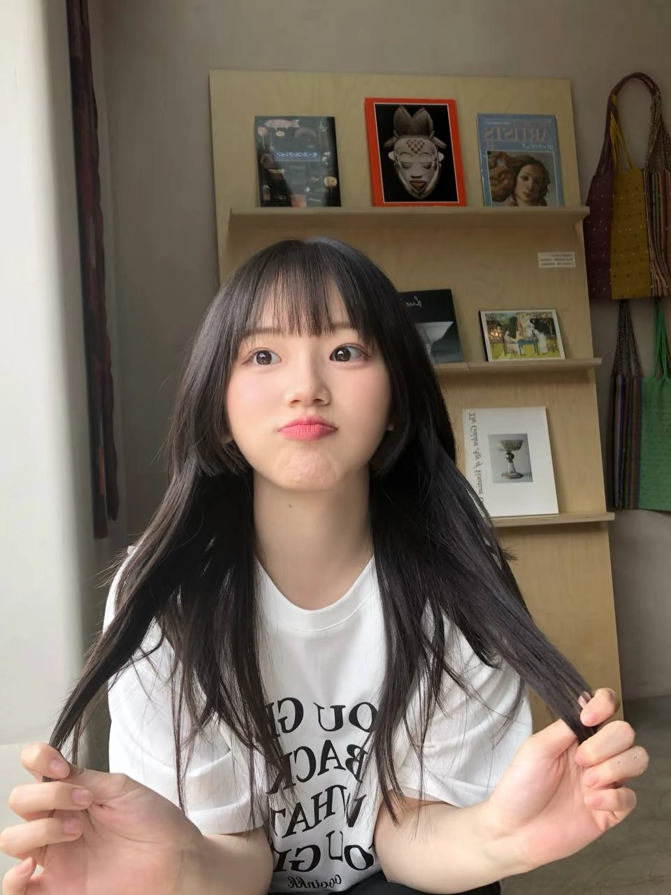 黑头发的女人,一张嘴巴。