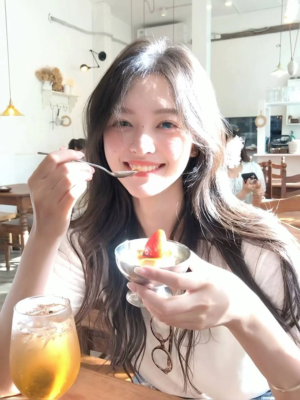 女人拿着一个碗,里面有草莓。