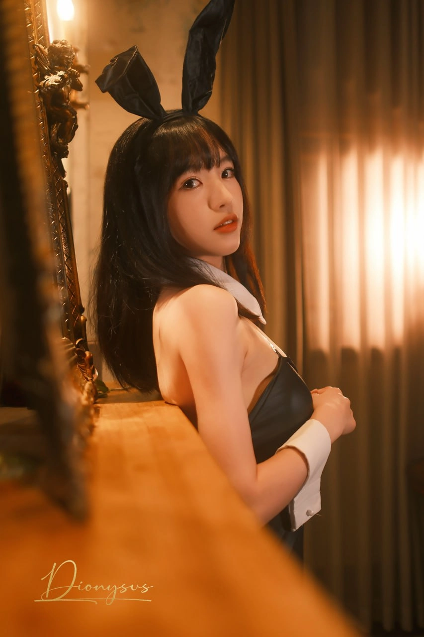 穿着黑白兔子的女人。