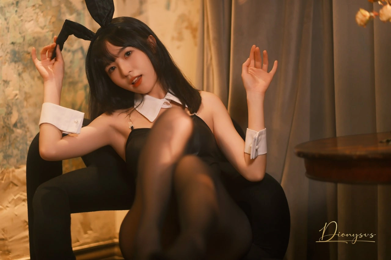 穿着黑白兔子的女人。