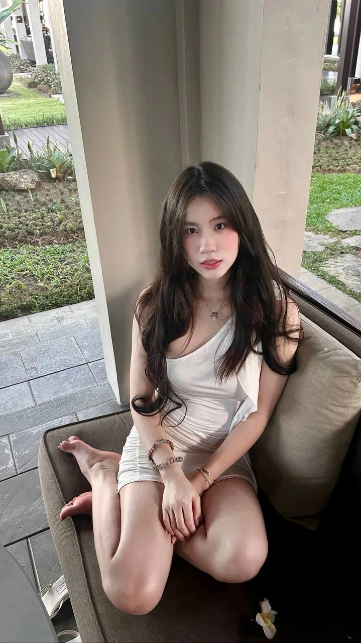 穿着白色衣服的女人坐在沙发上。