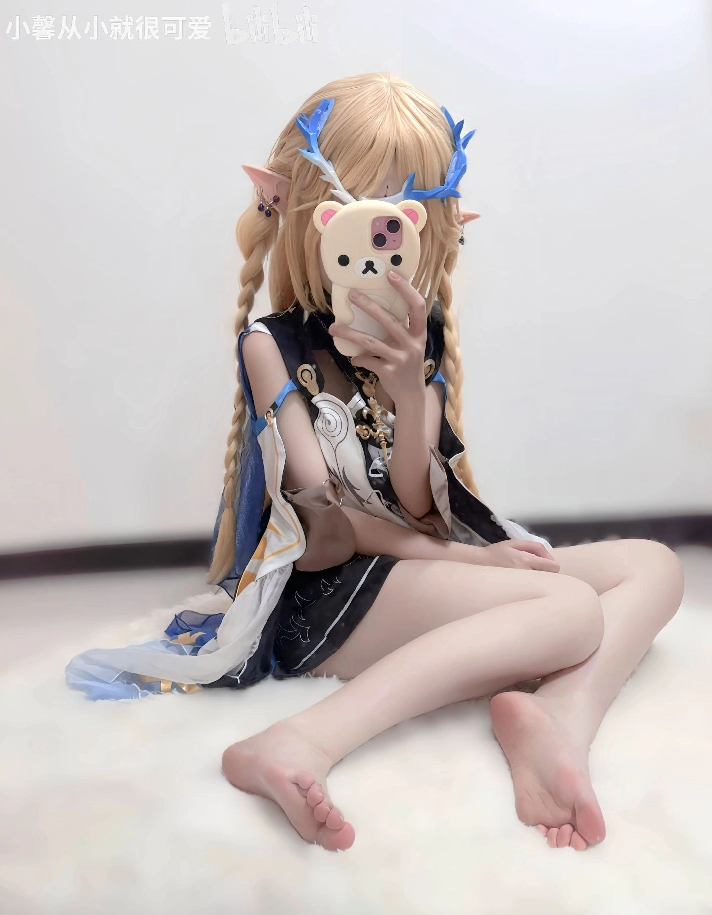 长头发和手机的女孩拍了一张自拍。