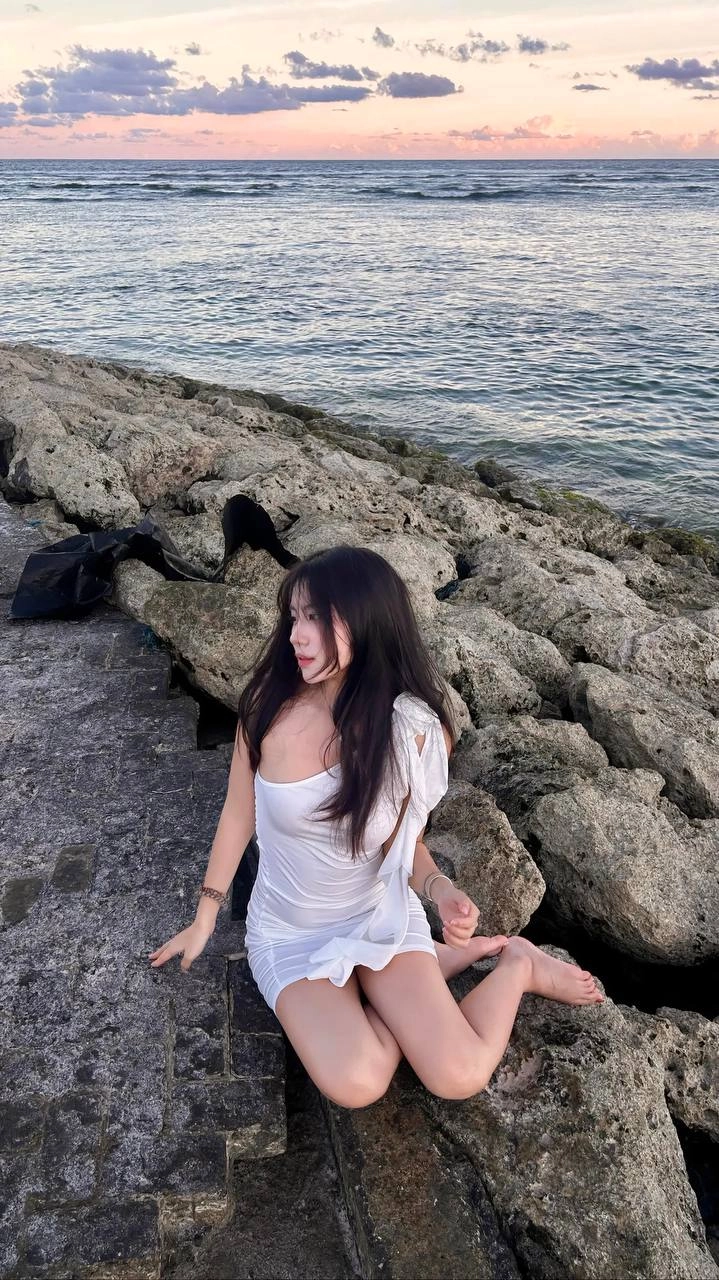 穿着白色衣服的女人坐在沙发上。