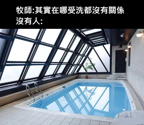 大楼里的游泳池。