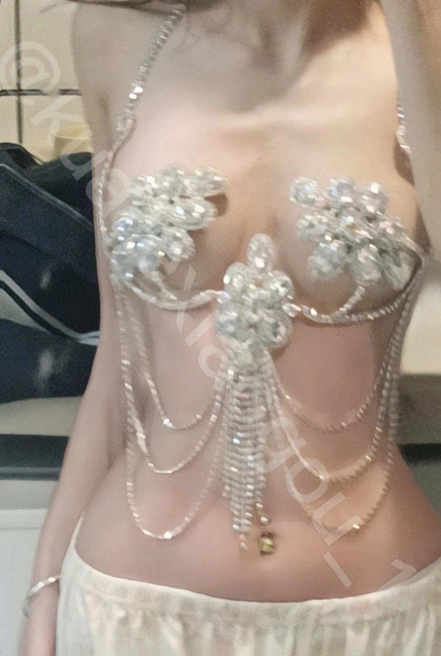 女人穿着一顶的胸部。