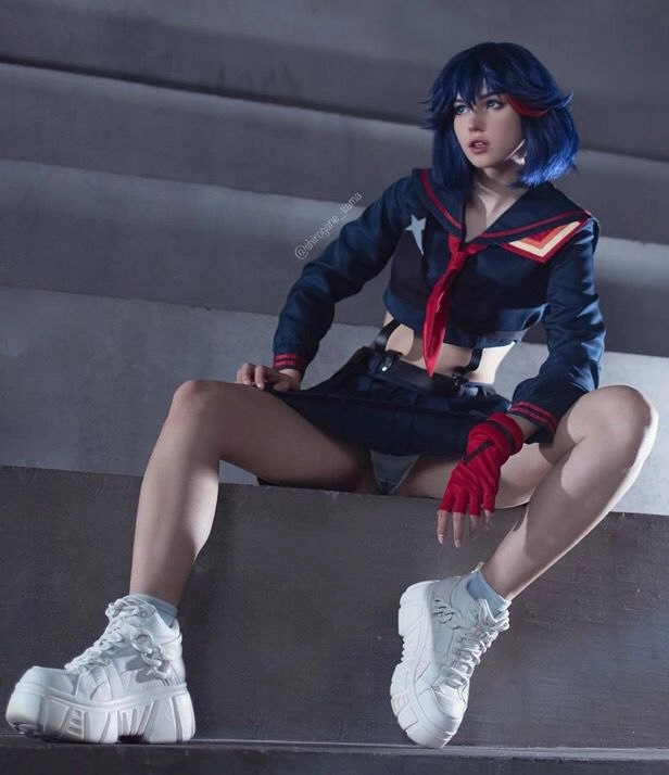 穿着水手服的女人站在一个楼梯上。