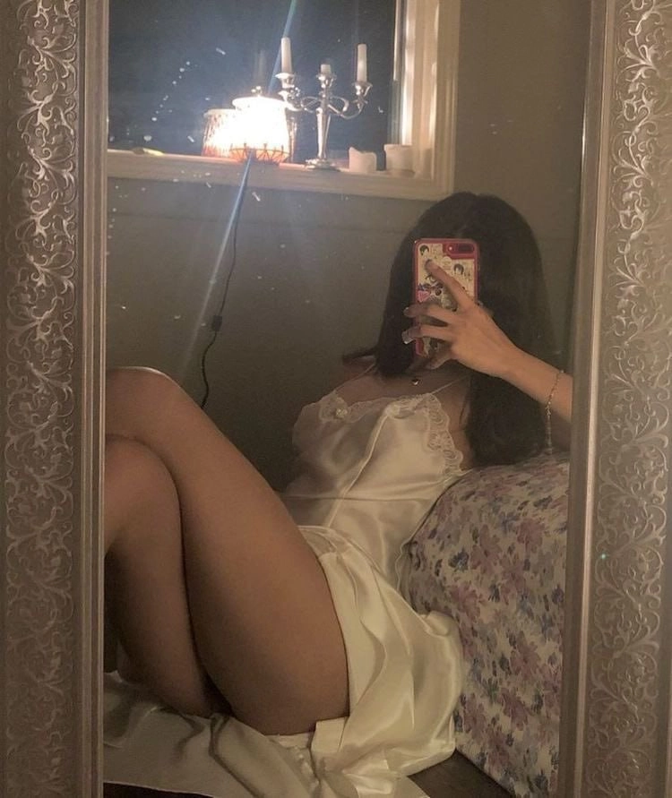 女人在镜子里拍自拍。