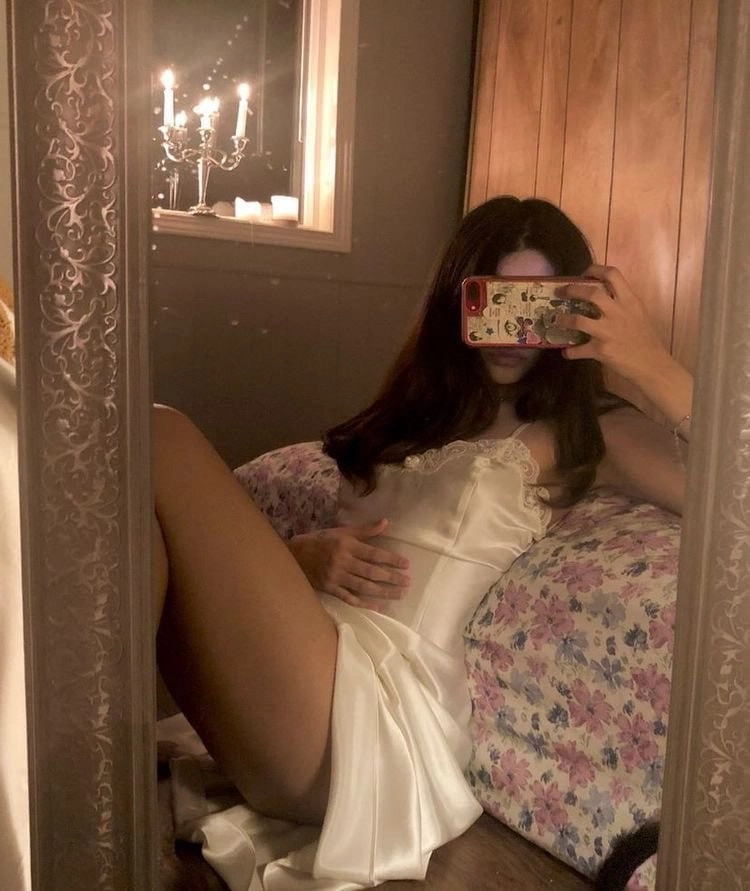 女人在镜子里拍自拍。