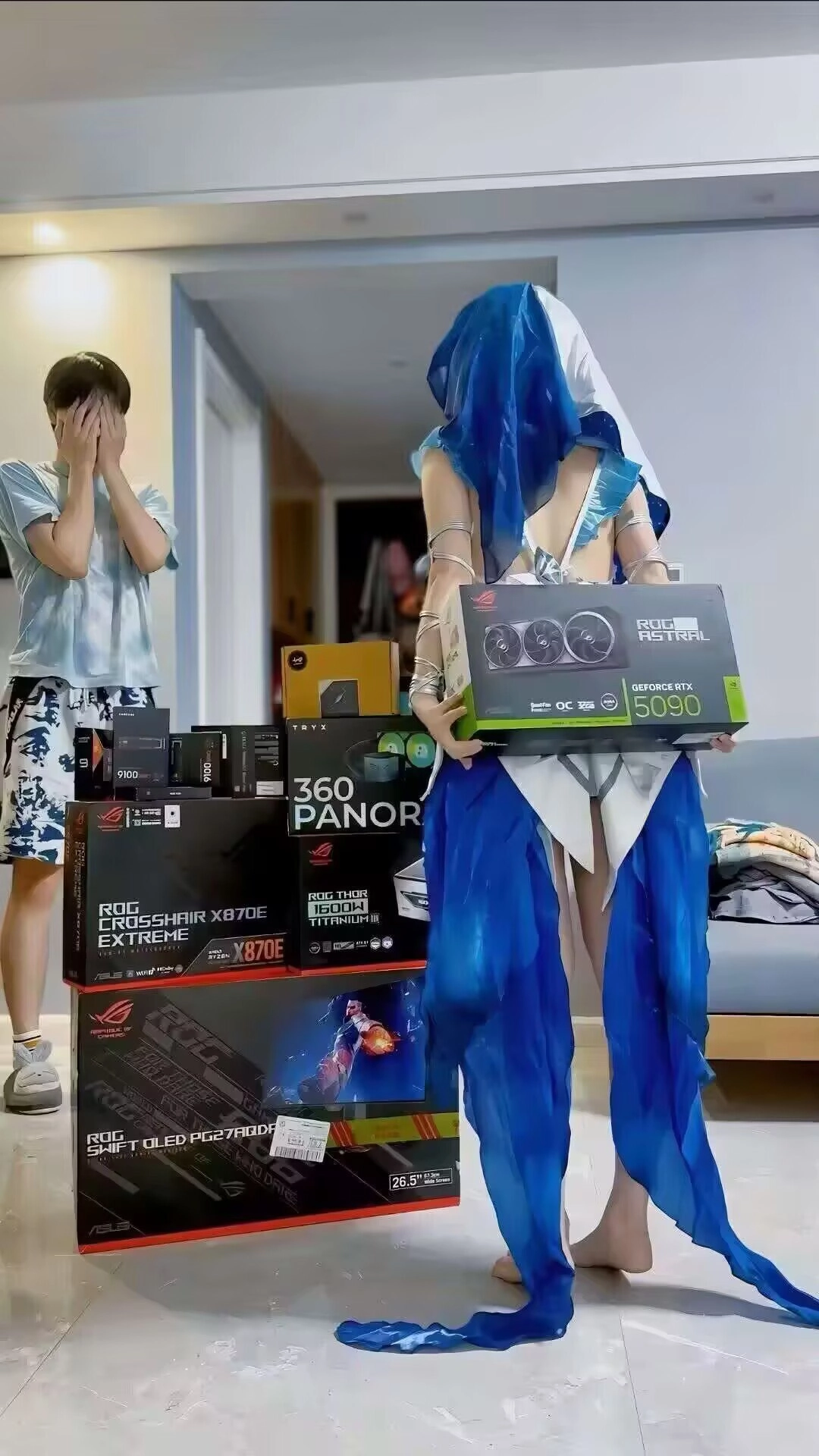 一位穿着蓝色裙子的女人拿着一盒电子产品。