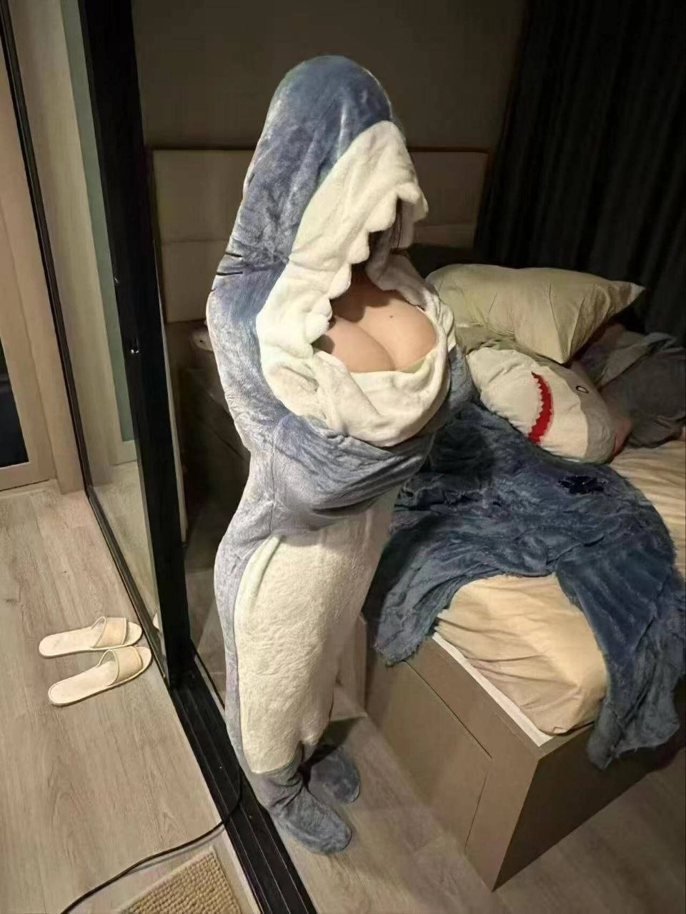 穿着鲨鱼服装的人。