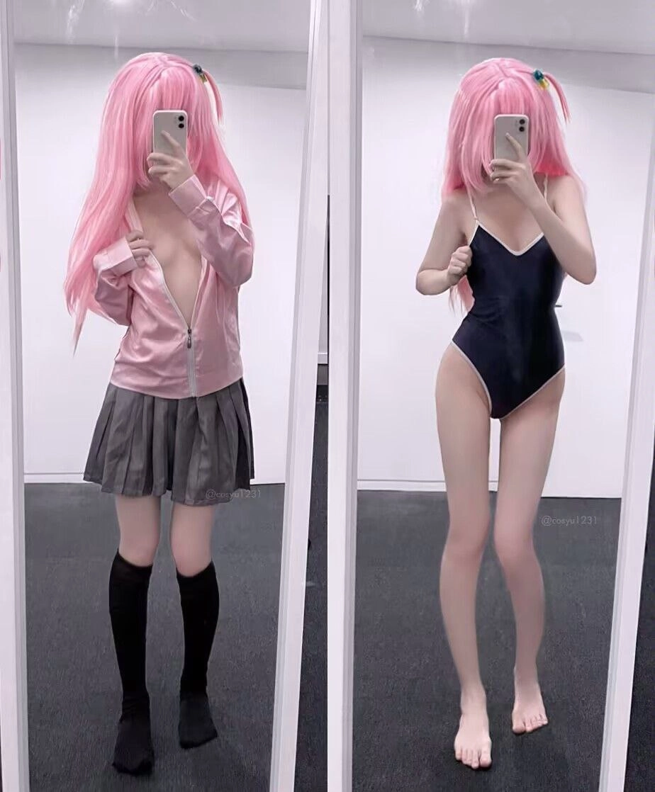 两位穿着不同的服装的女士拍了自拍。