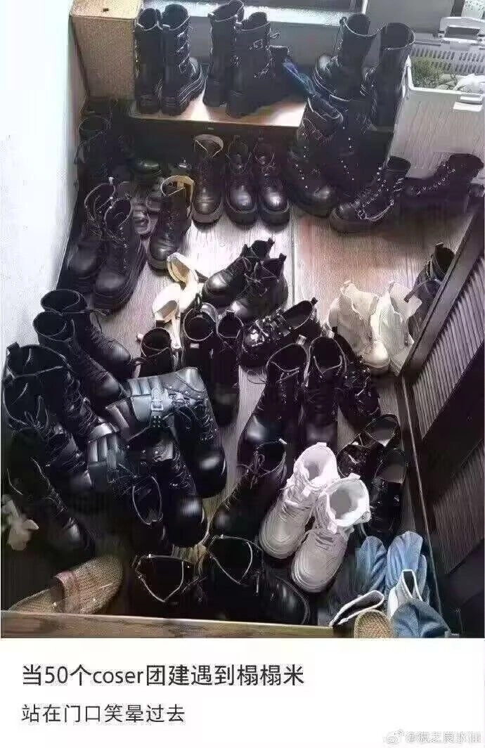 一堆鞋子在地板上。