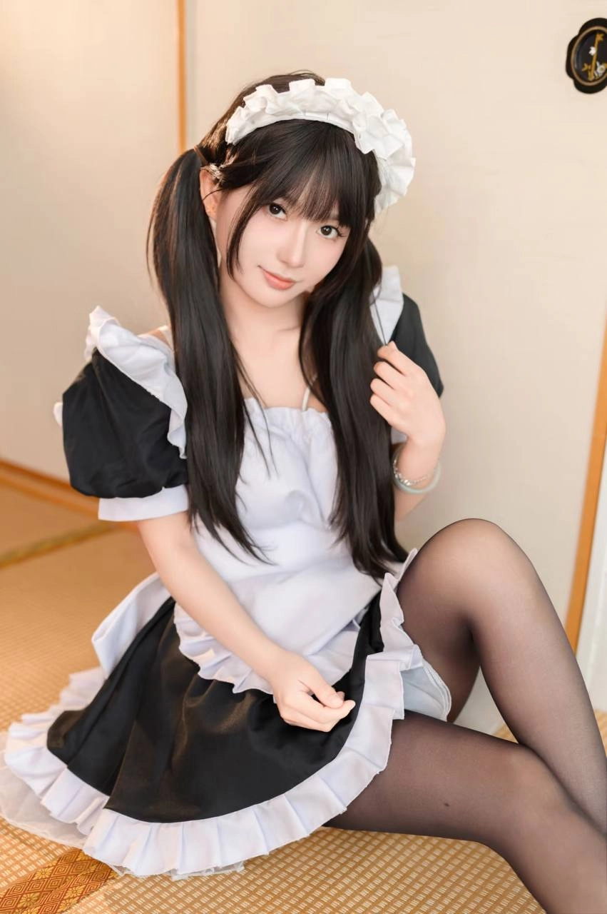 穿着女仆服的女孩吃了一块蛋糕。