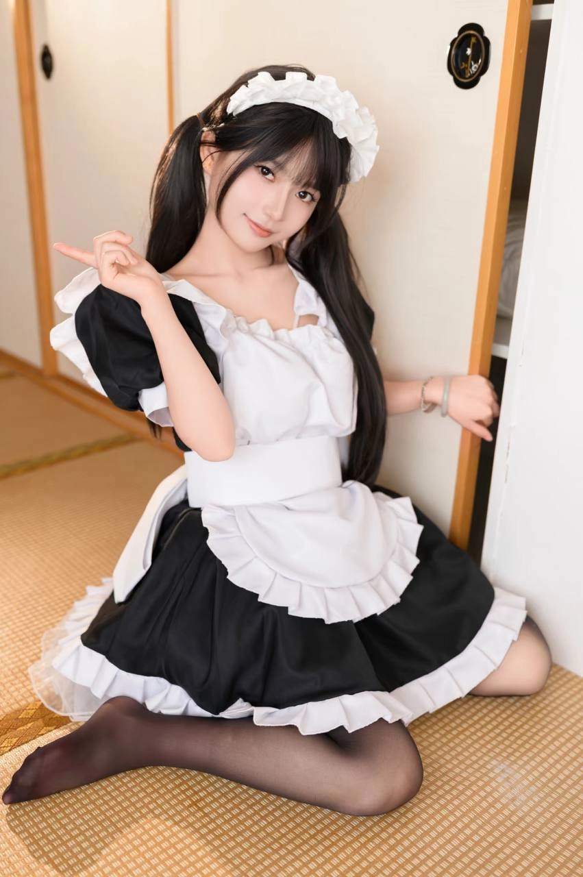 穿着女仆服的女孩吃了一块蛋糕。