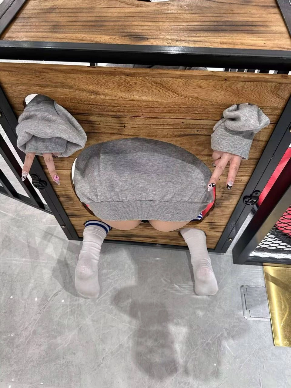 人坐在木箱里。